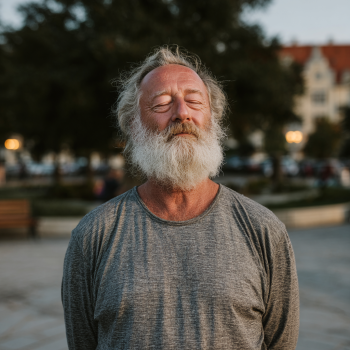 Skupina seniorů během jógové lekce